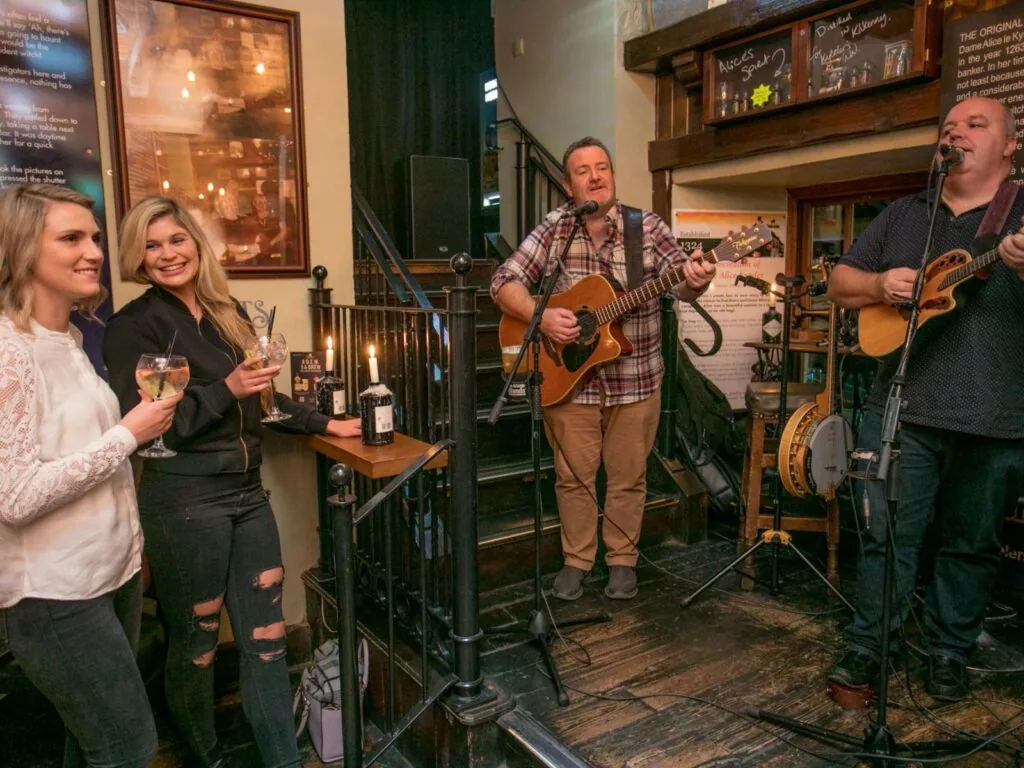 Live trad music in the pub